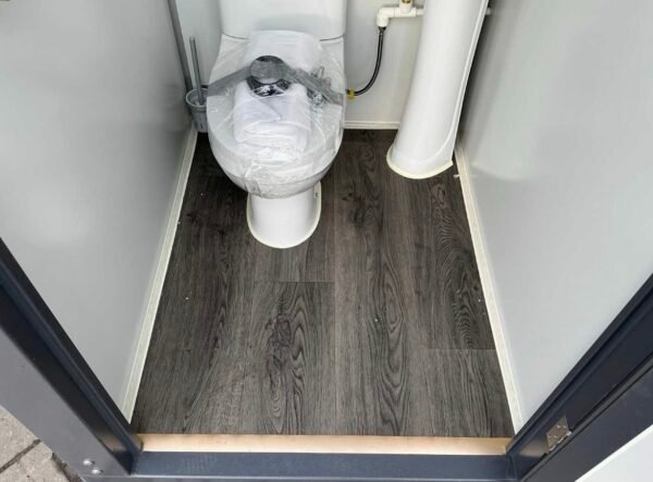 Sanitärcontainer mit WC und Dusche