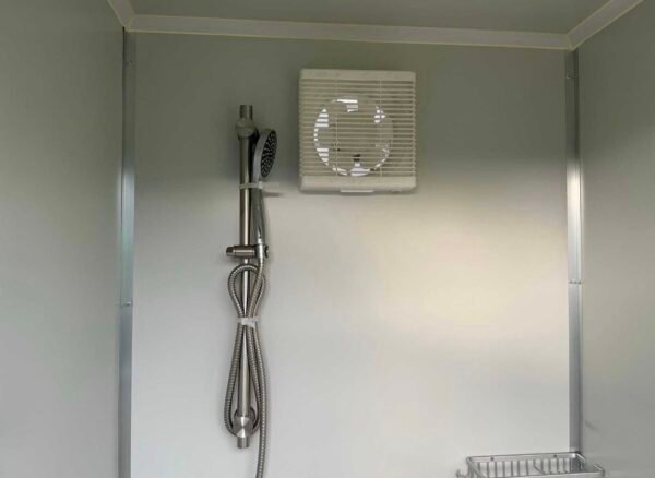 Sanitärcontainer mit WC und Dusche