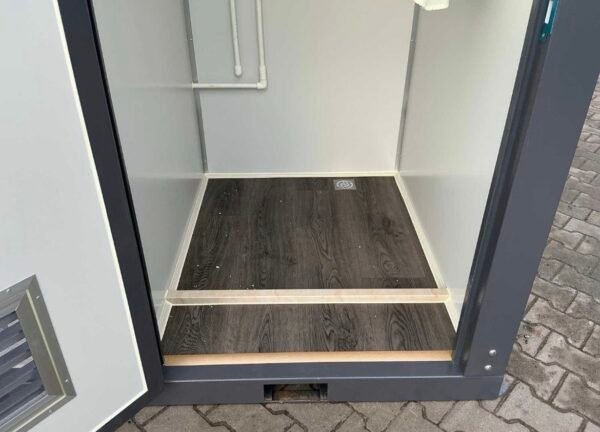 Sanitärcontainer mit WC und Dusche