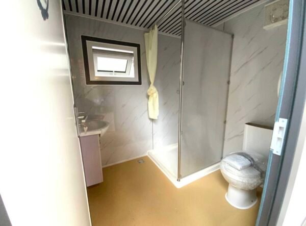 Sanitärcontainer mit WC und Dusche