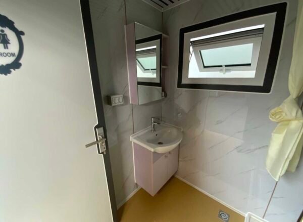 Sanitärcontainer mit WC und Dusche