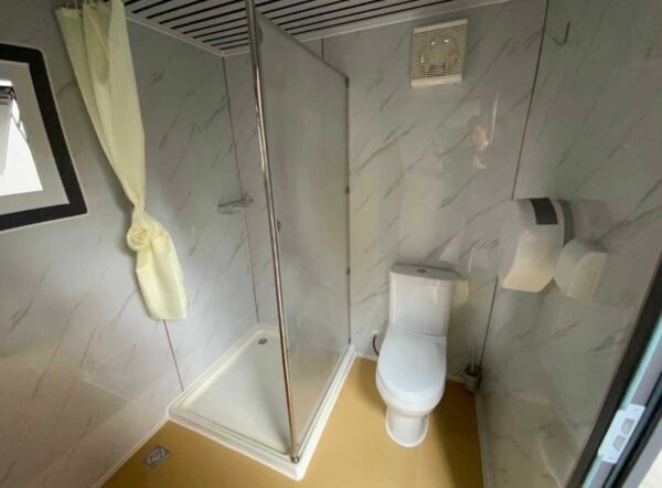 Sanitärcontainer mit WC und Dusche