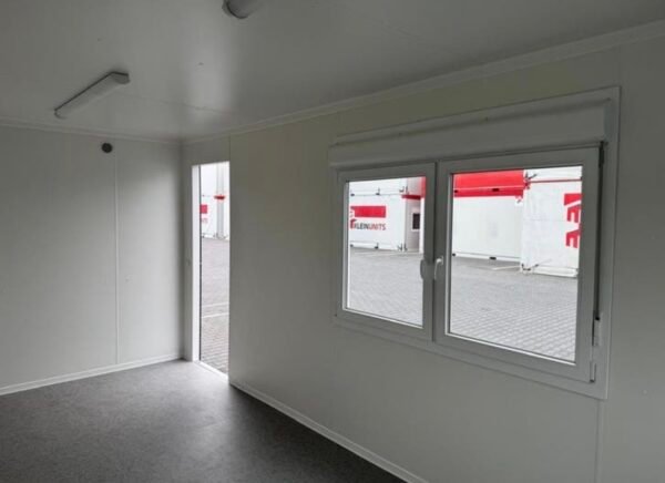 BÜROCONTAINER / 6 x 3 meter ( RAL 7016 )